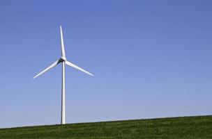 énergie durable - éolienne sur un terrain photo