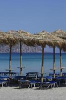 plage vide - parasols et chaises longues attendant les touristes - plage d'elafonissi, crète photo