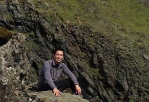 randonneur souriant prenant une pause lors d'une visite à travers l'islande photo