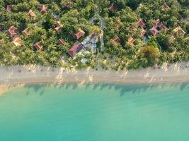 vue aérienne sur la plage de mae nam sur l'île de koh smaui, thaïlande. photo