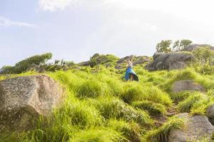 belle femme asiatique en tenue de sport trekking sur sentier de montagne, concept de voyage et d'écotourisme. photo