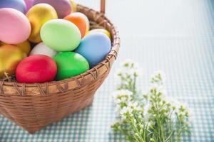 fond d'oeufs de pâques colorés peints - concept d'arrière-plan de fête de pâques photo