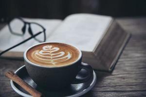 belle tasse de café fraîche et relaxante du matin - concept d'arrière-plan de l'ensemble de café photo