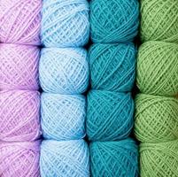 laine de fil colorée sur la devanture. fond de tricot, beaucoup de balles. fil à tricoter pour vêtements d'hiver faits à la main photo