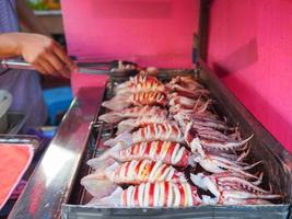 gros plan de calmars grillés à vendre sur le marché photo