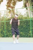 joueur de tennis exprime agressivement sa victoire photo