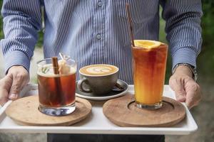 l'homme sert une tasse de café chaud - les asiatiques avec une boisson chaude au café concept de détente photo