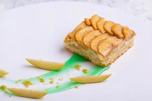 une portion de délicieux gâteau à la vanille aux fruits sur une assiette blanche photo