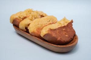 Le gâteau pancong, buroncong ou baroncong est un aliment typiquement indonésien originaire de makassar, à base de farine de blé mélangée à du lait de coco. photo