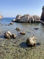 vue sur les rochers et les rochers dans la mer photo