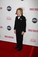 Los angeles, 26 février - jakob salvati arrive à l'événement de la veuve rouge de l'abc au salon du restaurant romanov le 26 février 2013 à studio city, ca photo