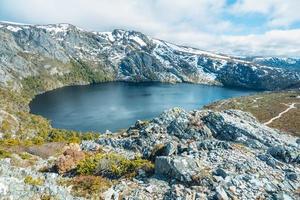 vue sur le lac de cratère à cradle mountain les sites du patrimoine mondial de l'unesco dans l'état de tasmanie en australie pendant la saison hivernale.