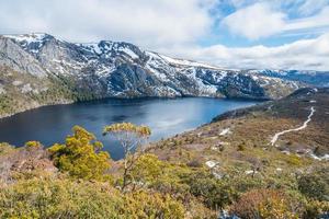 lac de cratère à cradle mountain les sites du patrimoine mondial de l'unesco dans l'état de tasmanie en australie pendant la saison hivernale. photo