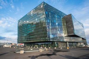 reykjavik, islande - 27 mars 2016 - salle de concert harpa l'un des monuments les plus importants et distingués de reykjavik. photo