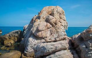 la formation rocheuse forme un visage humain souriant dans l'île inconnue d'arnhem, dans l'état du territoire du nord de l'australie. photo