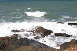 pierres sur la plage tropicale photo