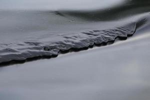 déversement de pétrole brut sur la plage photo