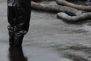 nettoyer une tache de pétrole brut photo