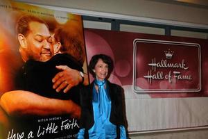 los angeles, 3 nov - deanna dunagan arrive à la première d'avoir un peu de foi d'un film télévisé abc tv et hall of fame aux studios fox du vingtième siècle le 3 novembre 2011 à los angeles, ca photo