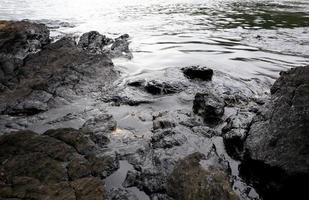 déversement de pétrole brut sur la plage photo