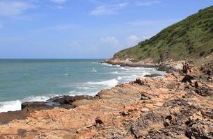 pierres sur la plage tropicale photo