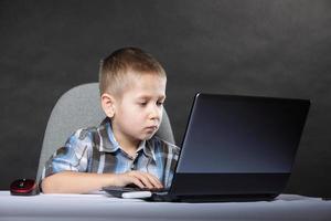 enfant toxicomanie ordinateur portable avec ordinateur portable
