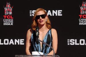 los angeles, 3 novembre - jessica chastain lors de la cérémonie d'empreintes de mains et de pieds de jessica chastain au tcl chinese theatre imax le 3 novembre 2016 à los angeles, ca photo