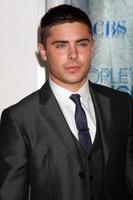 los angeles, jan 5 - zac efron arrive aux prix du choix du public 2011 au nokia theatre at la live le 5 janvier 2011 à los angeles, ca photo