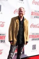 Los angeles, 17 février - joss whedon arrive aux streamy awards 2013 au hollywood palladium le 17 février 2013 à los angeles, ca photo