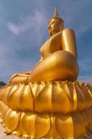 grand beau bouddha en or dans wat phathep nimit photo