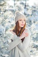 beau portrait d'hiver de jeune femme dans le paysage enneigé photo