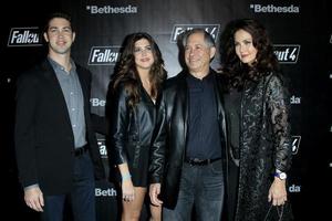 Los angeles, nov 05 - lynda carter, famille au lancement du jeu vidéo fallout 4 au centre-ville le 05 novembre 2015 à los angeles, ca photo