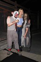 los angeles, oct 3 - gigi hadid à la ferme effrayante de knott s effrayant vip ouverture à la ferme de baies de knott le 3 octobre 2014 à buena park, ca photo