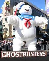 Los angeles, juil 9 - atmosphère ghostbusters à la première de ghostbusters au tcl chinese theatre imax le 9 juillet 2016 à los angeles, ca photo