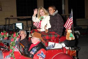 los angeles, nov 28 - donna mills, fille chloe arrive au défilé de noël hollywood 2010 à hollywood boulevard le 28 novembre 2010 à los angeles, ca photo