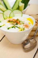 salade de yaourt de chèvre et de concombre arabe du Moyen-Orient photo