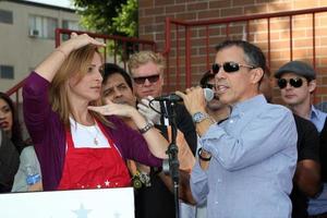 los angeles, 30 novembre - marlee matlin, jack jason à la chambre de commerce de hollywood 17e barbecue annuel de la police et des pompiers à la gare de wilcox le 30 novembre 2011 à los angeles, ca photo