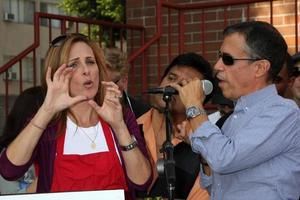 los angeles, 30 novembre - marlee matlin, jack jason à la chambre de commerce de hollywood 17e barbecue annuel de la police et des pompiers à la gare de wilcox le 30 novembre 2011 à los angeles, ca photo