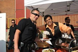 los angeles, 30 novembre - eric estrada à la chambre de commerce de hollywood 17e barbecue annuel de la police et des pompiers à la gare de wilcox le 30 novembre 2011 à los angeles, ca photo