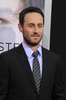 los angeles, 10 avril - josh stewart à la première de la transcendance au théâtre de village le 10 avril 2014 à westwood, ca photo