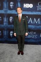 los angeles, 10 avril - alfie allen au jeu des trônes saison 6 première projection au tcl chinese theatre imax le 10 avril 2016 à los angeles, ca photo