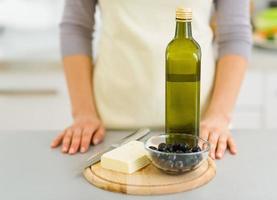 fromage, olives et huile d'olive sur une planche à découper. fermer