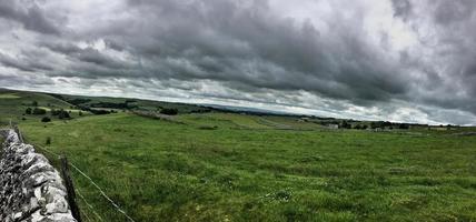 une vue sur les landes du yorkshire près de mallam cove photo