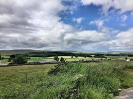 une vue sur les landes du yorkshire près de mallam cove photo