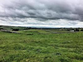 une vue sur les landes du yorkshire près de mallam cove photo