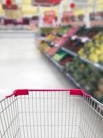 acheter des fruits et légumes au supermarché avec panier photo