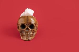 crâne humain rempli de cubes de sucre blanc raffiné sur fond rouge. mise au point sélective. espace de copie. photo