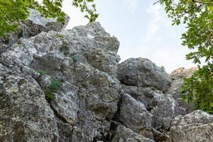 fente dans la roche, cavité. concept d'archéologie, de géologie, de recherche et d'excavation. photo