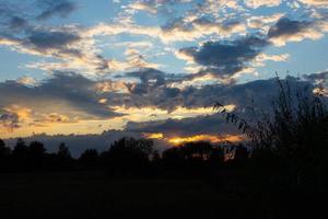 coucher de soleil à l'état sauvage sur la rivière. photo