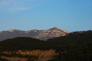 vallée de montagne pendant le lever du soleil. paysage naturel d'été photo